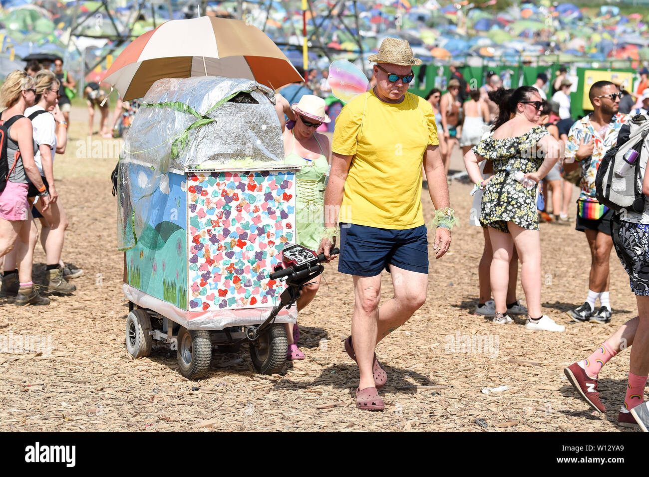 Glastonbury, Pilton, Somerset, Regno Unito. Il 29 giugno 2019. Folla atmosfera a Glastonbury Festival il 29 giugno 2019. Credito: prospettiva femminile/Alamy Live News Foto Stock