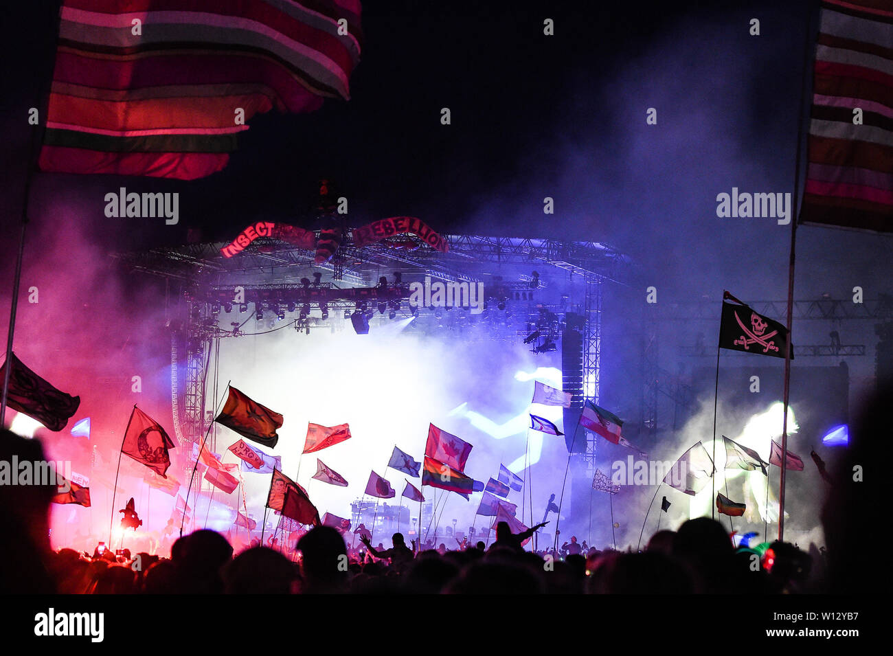 Glastonbury, Pilton, Somerset, Regno Unito. Il 29 giugno 2019. Folla atmosfera come Chemical Brothers eseguire sull'altro stadio a Glastonbury Festival il 29 giugno 2019. Credito: prospettiva femminile/Alamy Live News Foto Stock