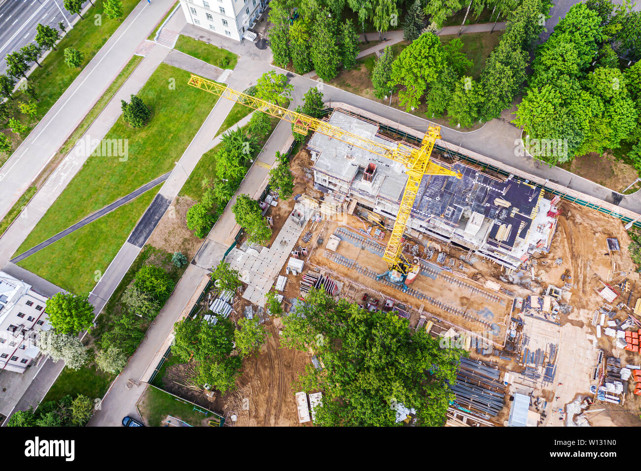 Immagine aerea di sito in costruzione nella città. nuovo sviluppo edilizio. drone fotografia Foto Stock