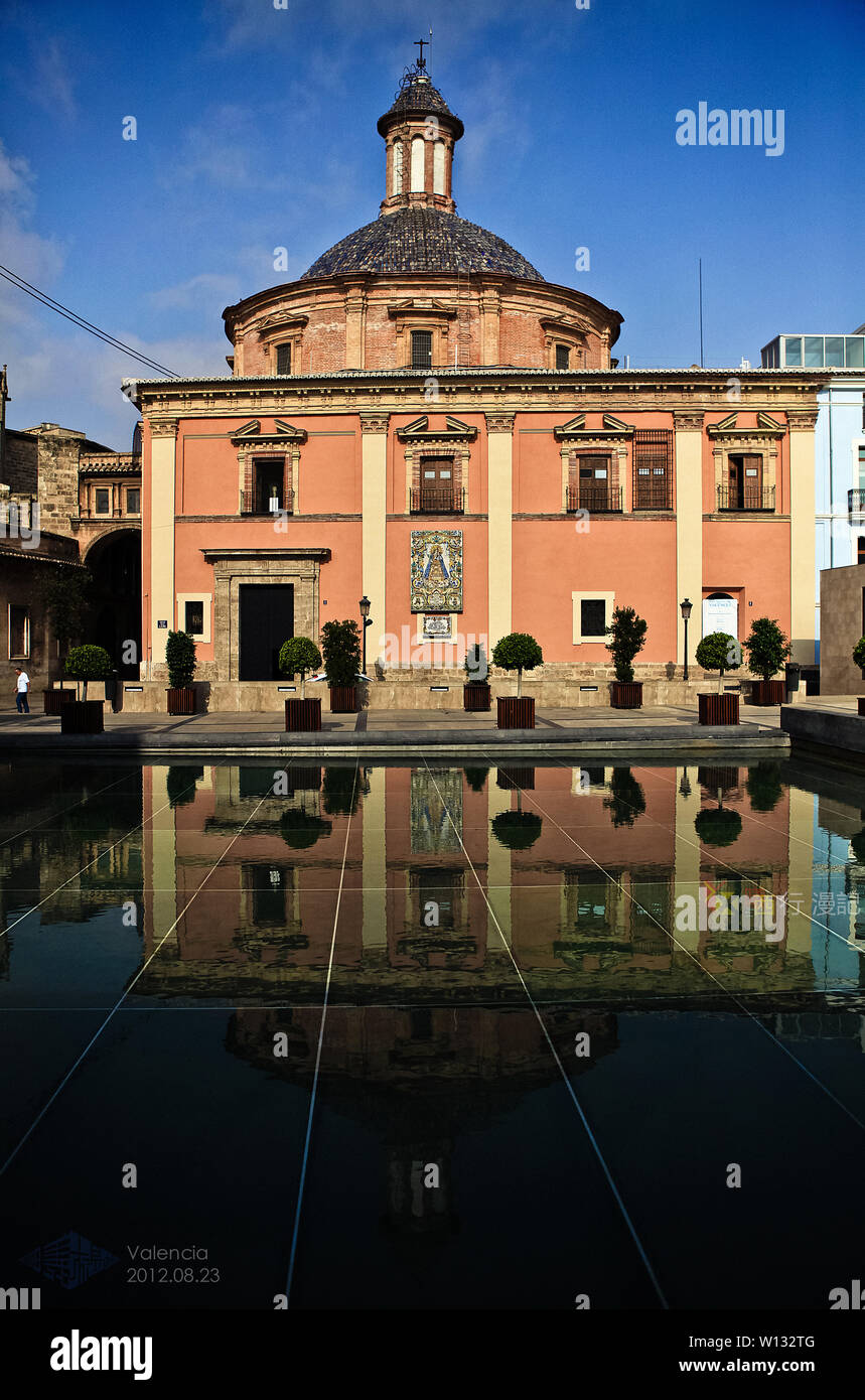 Chiesa della Santa Vergine, barocca facciata rosa e cuspide conica. Foto Stock