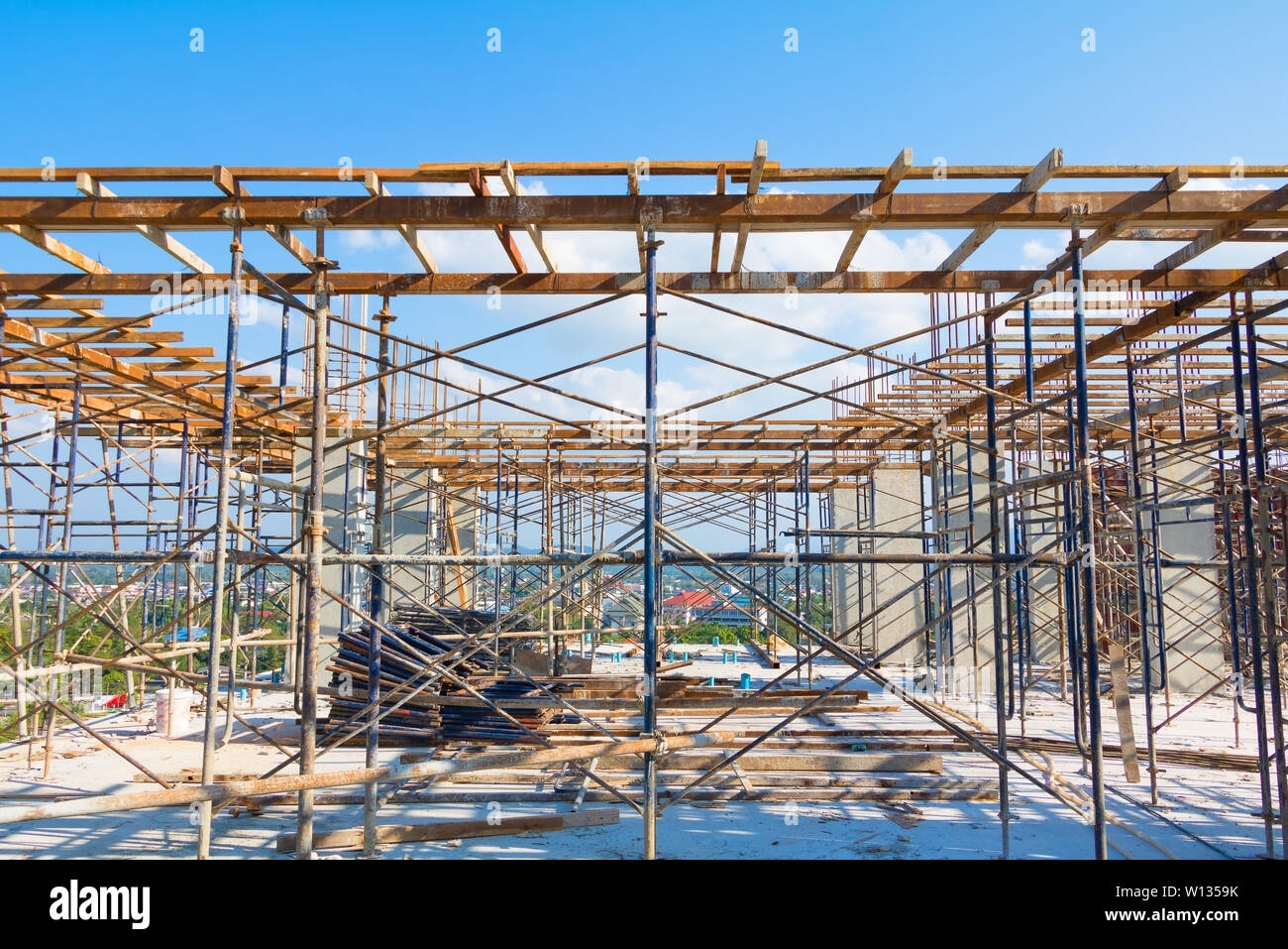 La struttura di un edificio al di fuori del sito in costruzione in alto Foto Stock