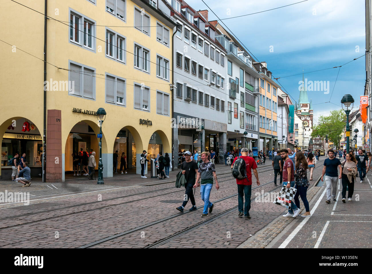 FREIBURG IM BREISGAU, Germania - 15 giugno 2019: Kaiser Joseph street, una delle vie più animate della città. Sullo sfondo il Martin's Gate Foto Stock