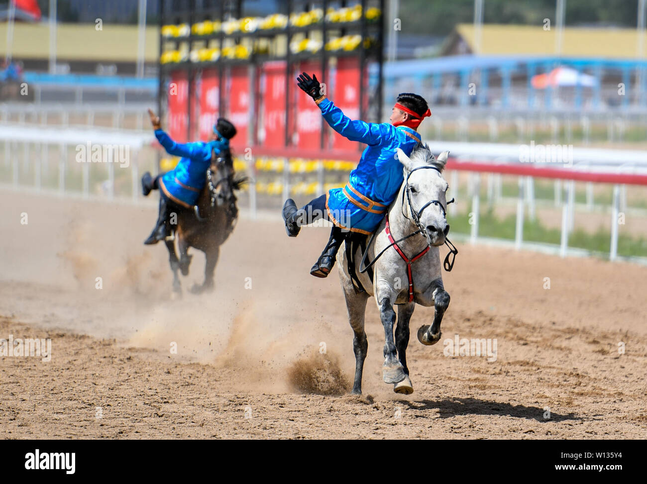 (190630) -- Pechino, 30 giugno 2019 (Xinhua) -- piloti eseguire in occasione della cerimonia di apertura del 6° Mongolia Interna Internazionale Festival equestre in Hohhot, capitale del nord della Cina di Mongolia Interna Regione Autonoma, 29 giugno 2019. Il sesto della Mongolia Interna Internazionale Festival equestre, a quattro mesi di horse racing event, calci fuori il sabato a Hohhot. Hanno detto gli organizzatori del festival equestre sarà operativo dal mese di giugno al mese di ottobre e si articolerà in vari eventi che include 32 gare regolari come giochi equestri, partite di polo, flat racing e gare di endurance. (Xinhua/Peng Yuan) Foto Stock