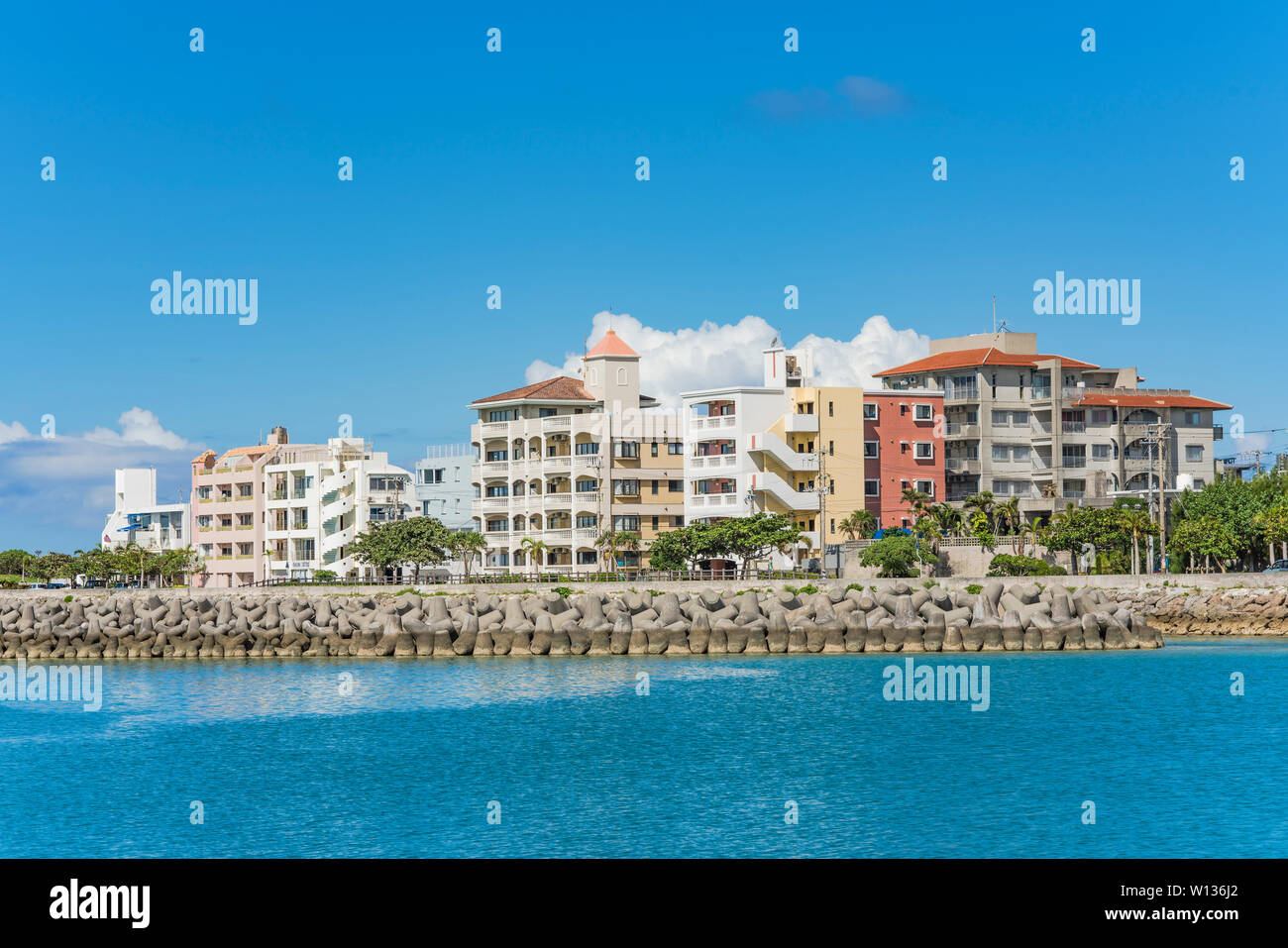 Condominio Chatanmonogatari Bayside e Harbour park nelle vicinanze del villaggio americano in Chatan città di Okinawa. Foto Stock