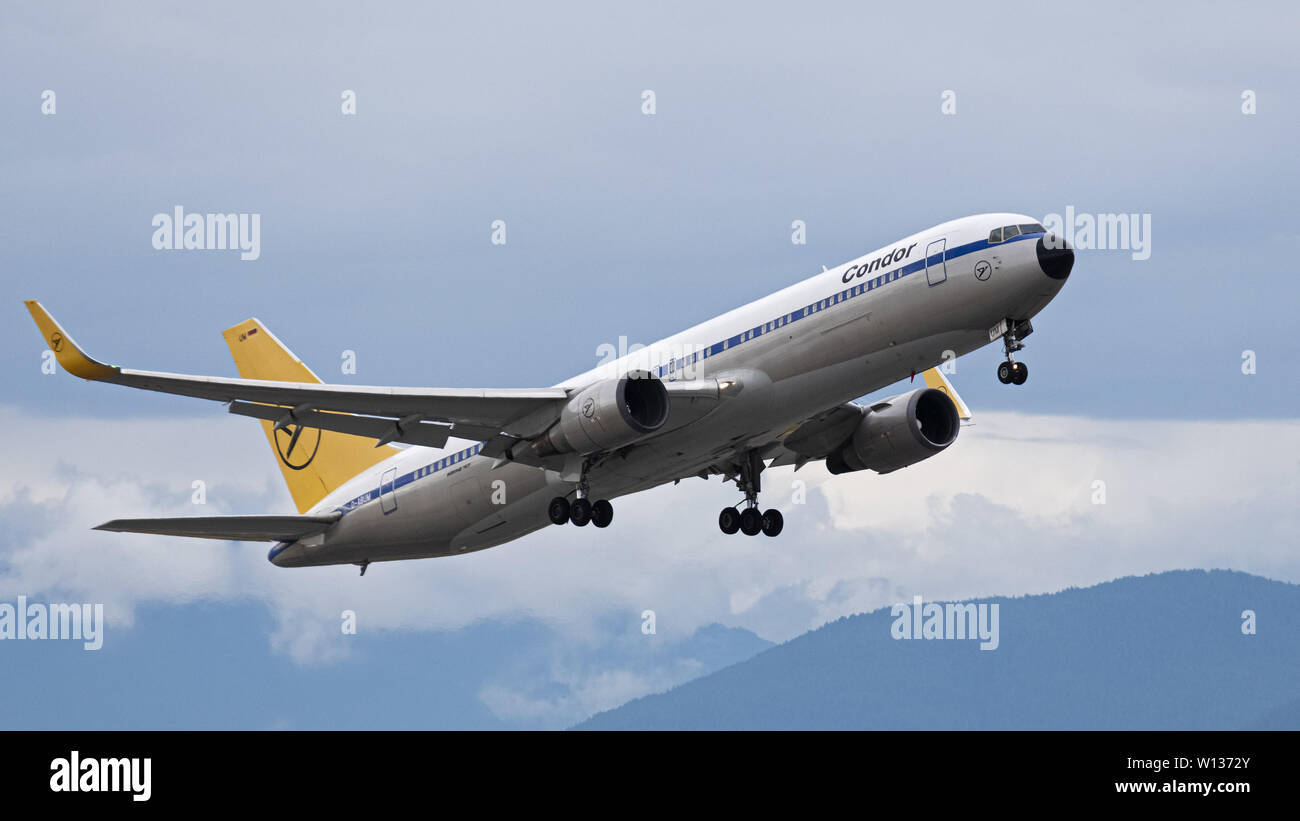 Richmond, British Columbia, Canada. Il 27 giugno, 2019. Un Condor Flugdienst Boeing 767-300ER (D-ALBUM) wide-body jet aereo di linea in volo dopo il decollo. Credito: Bayne Stanley/ZUMA filo/Alamy Live News Foto Stock