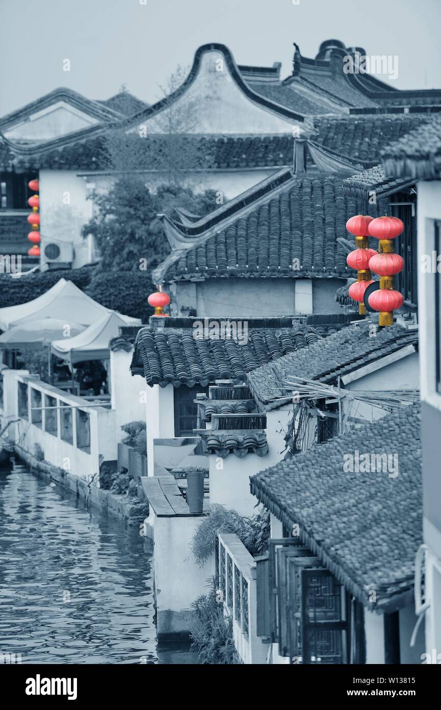 Zhujiajiao Shanghai città con edifici storici su fiume in bianco e nero Foto Stock Zhujiajiao Shanghai città con edifici storici su fiume in bianco e nero Foto Stock