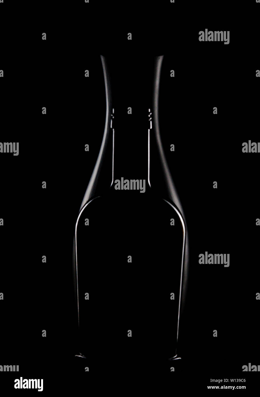 Still Life - Vaso di fiori e frutti su sfondo nero Foto Stock