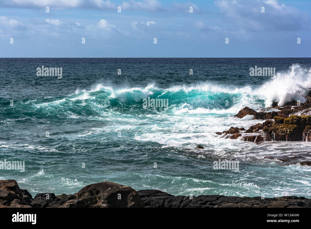 Le onde a Keoniloa Bay, Kauai, Hawaii Foto Stock