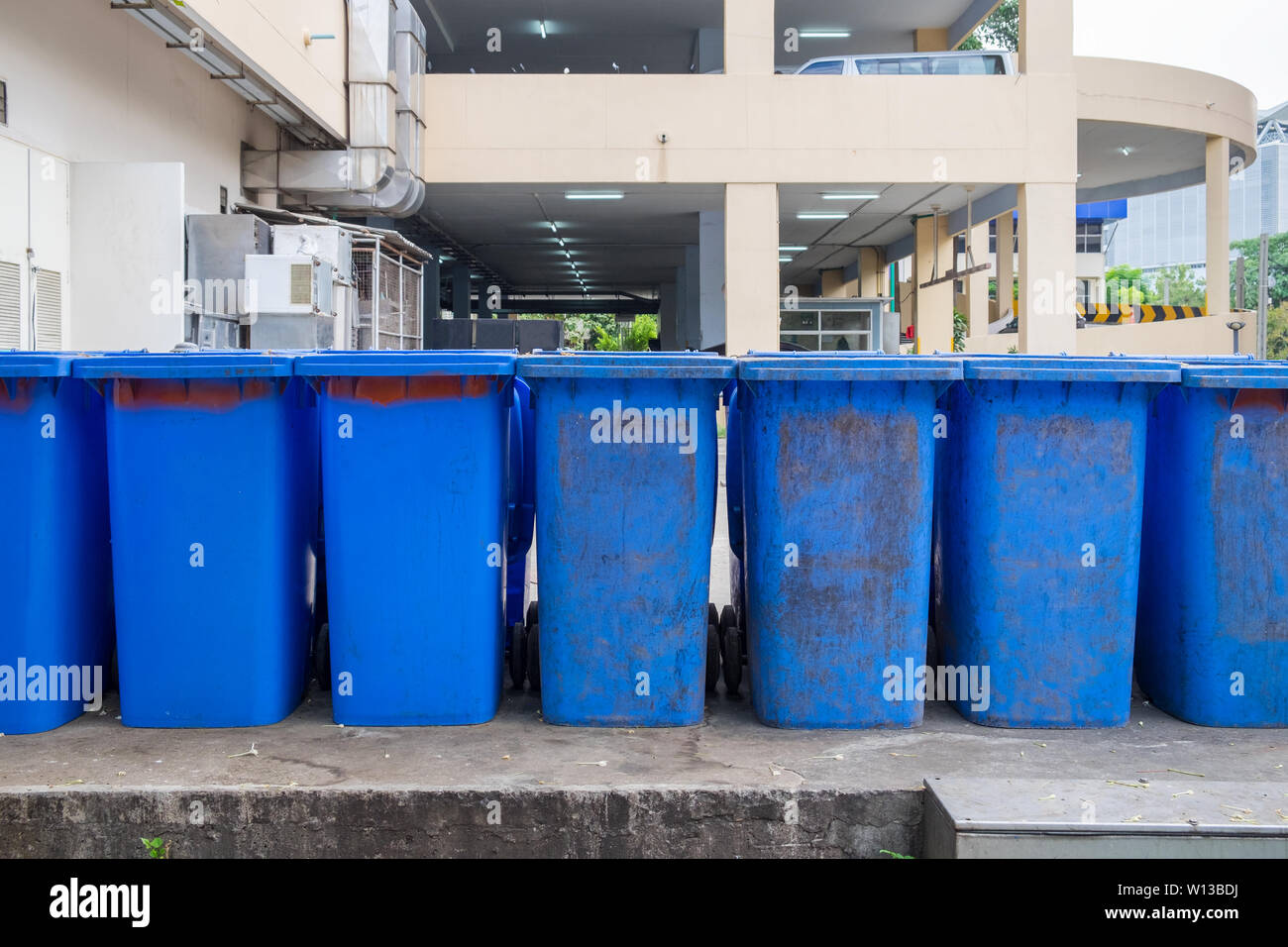 Spazzatura blue old dirty ordinati Foto Stock