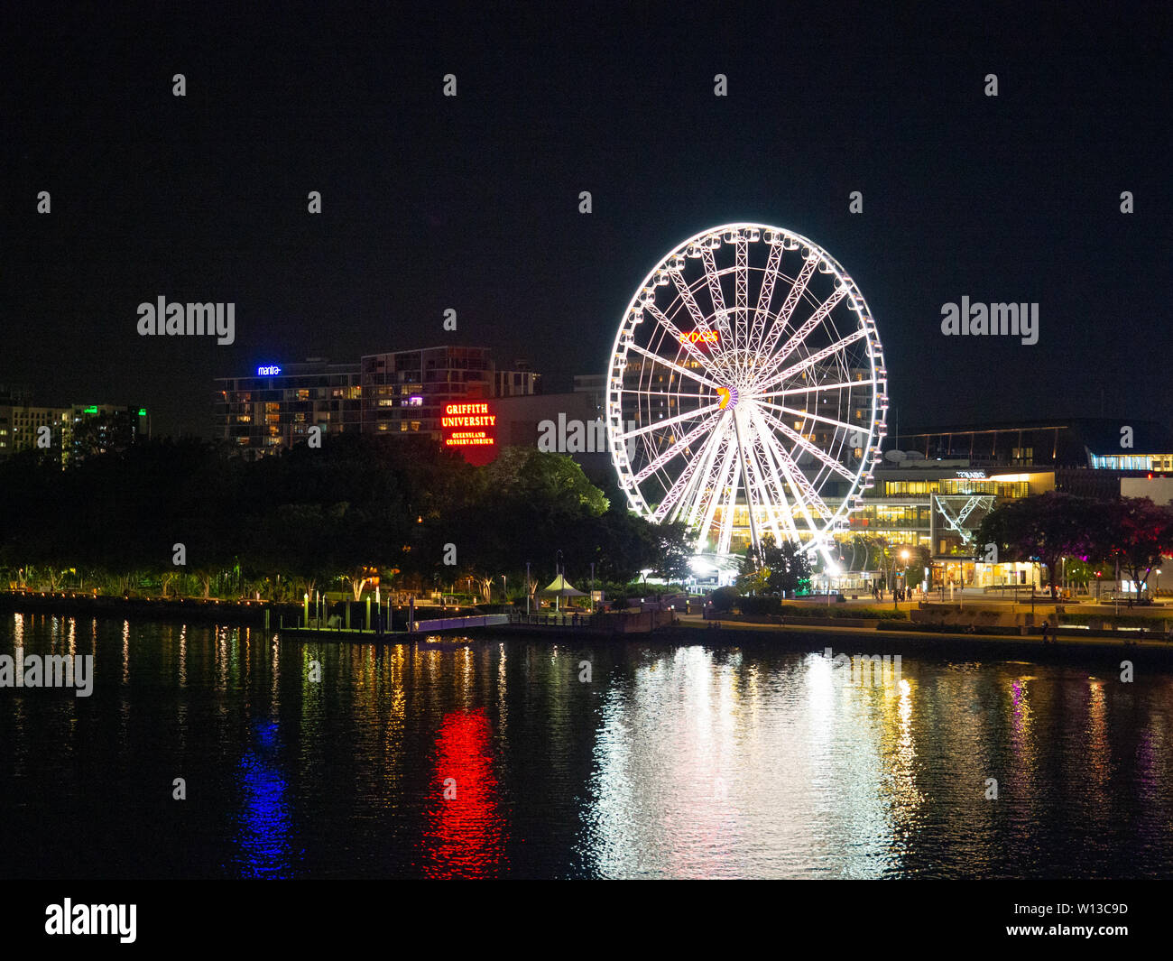 Ruota di Brisbane con le sue luci accese di notte Foto Stock