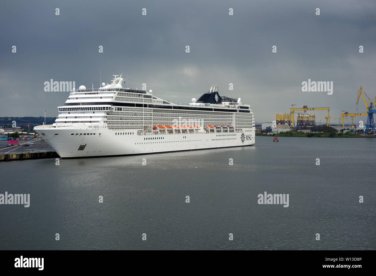 La nave da crociera MSC Orchestra ormeggiata nel porto di Belfast, County Antrim, Irlanda del Nord, Regno Unito. Foto Stock