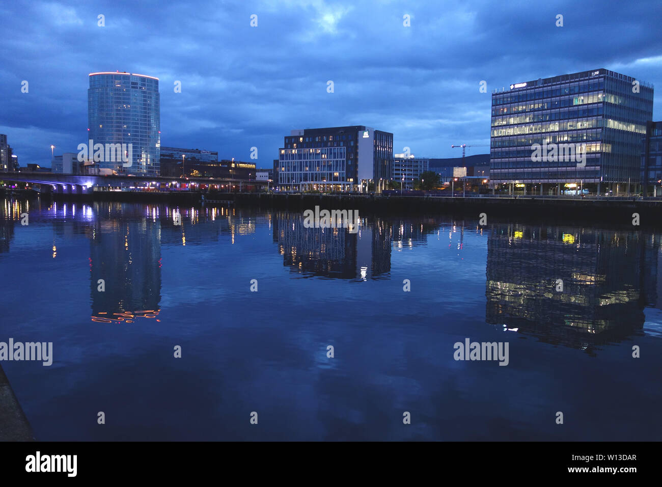 Cityscape notte riflessioni nel fiume Lagan Belfast, Irlanda del Nord, Regno Unito. Foto Stock