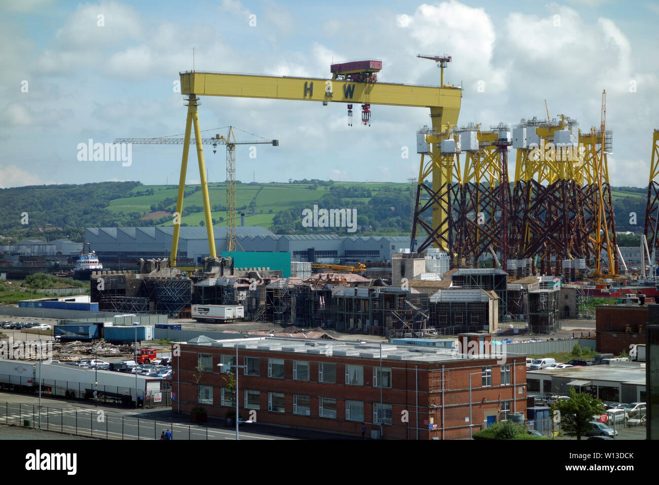 Harland e Wolff gru, Sansone e Golia dal Titanic Museum di Titanic Quarter, Belfast, County Antrim, Irlanda del Nord, Regno Unito. Foto Stock