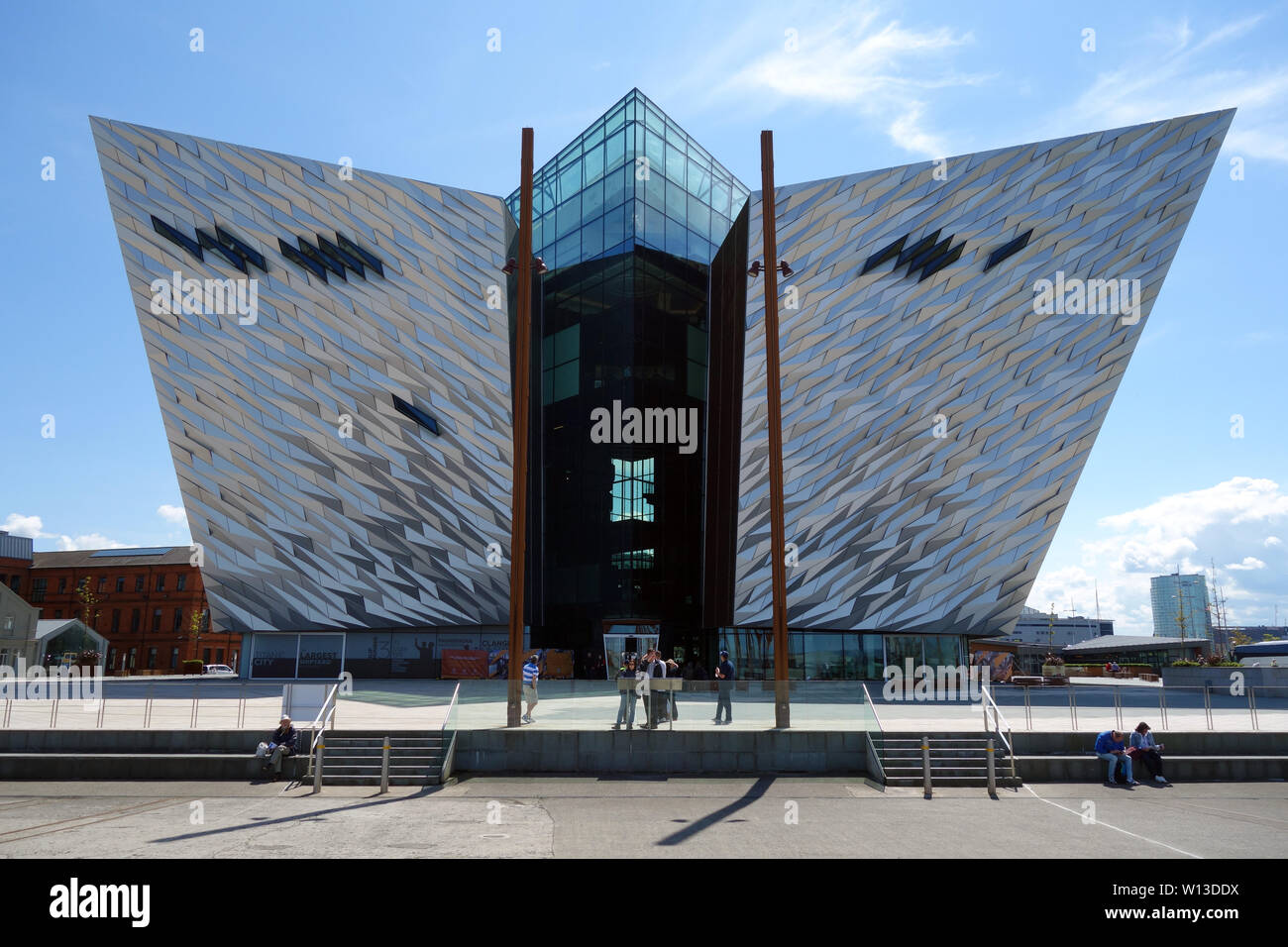 Al di fuori del Titanic Museum di Titanic Quarter, Belfast, County Antrim, Irlanda del Nord, Regno Unito. Foto Stock