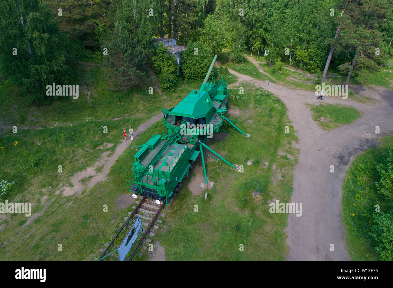 Regione di Leningrado, RUSSIA - Giugno 06, 2019: vista dall'alto del TM-1-180 180 mm cannone di artiglieria in un posto di combattimento. Fort " Krasnaya Gorka' (Alekseevsky) Foto Stock