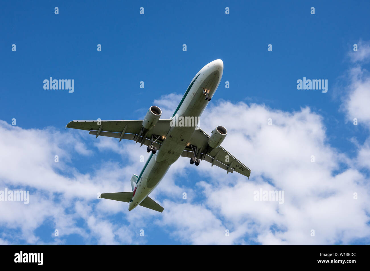 Alitalia Airbus A320-200 sbarco in Bulgaria; Airbus A320 di atterraggio visto dal basso Foto Stock