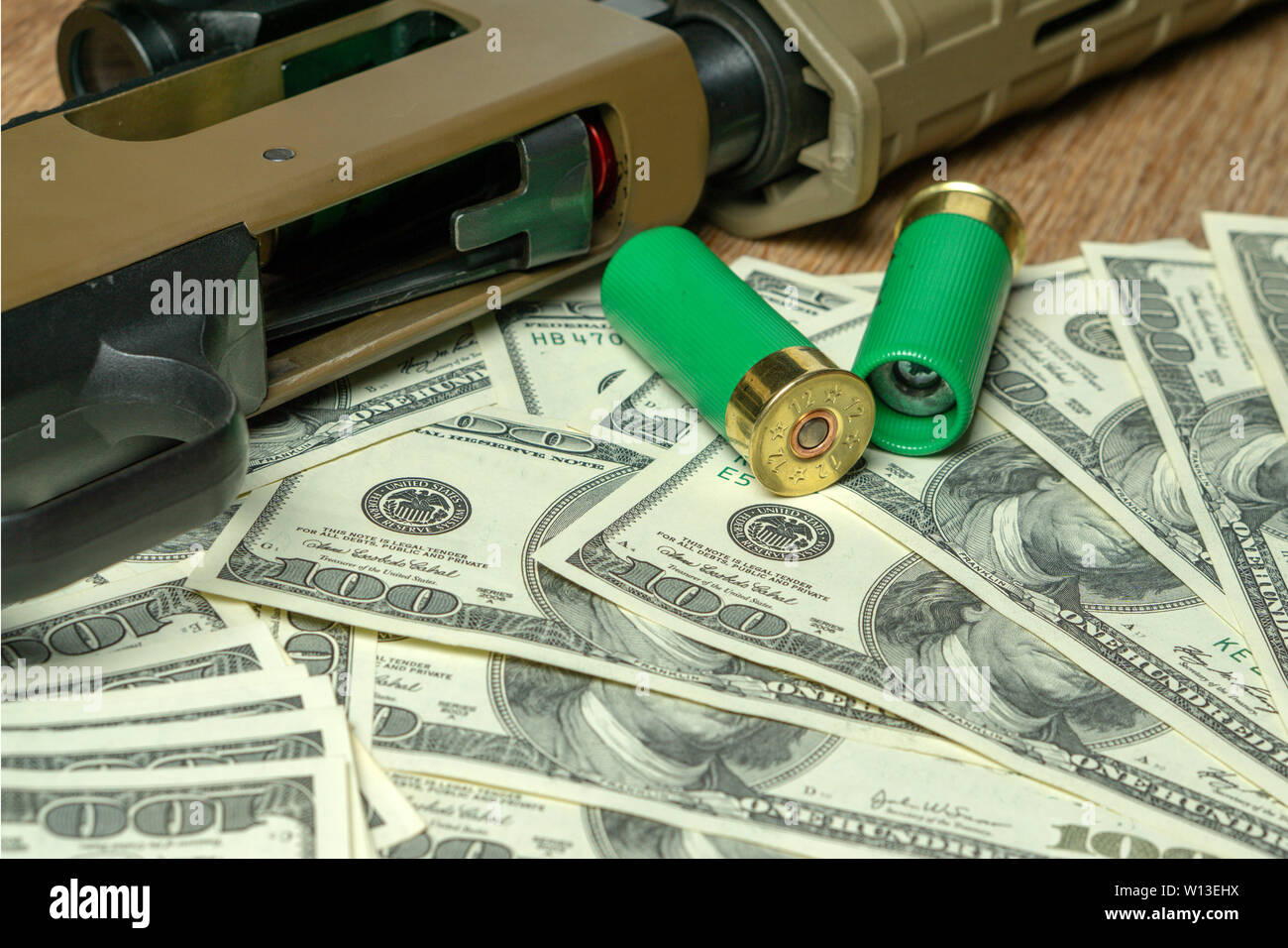 Fucile da caccia e cartucce su di dollari. La criminalità, la vendita di armi. La caccia illegale Foto Stock