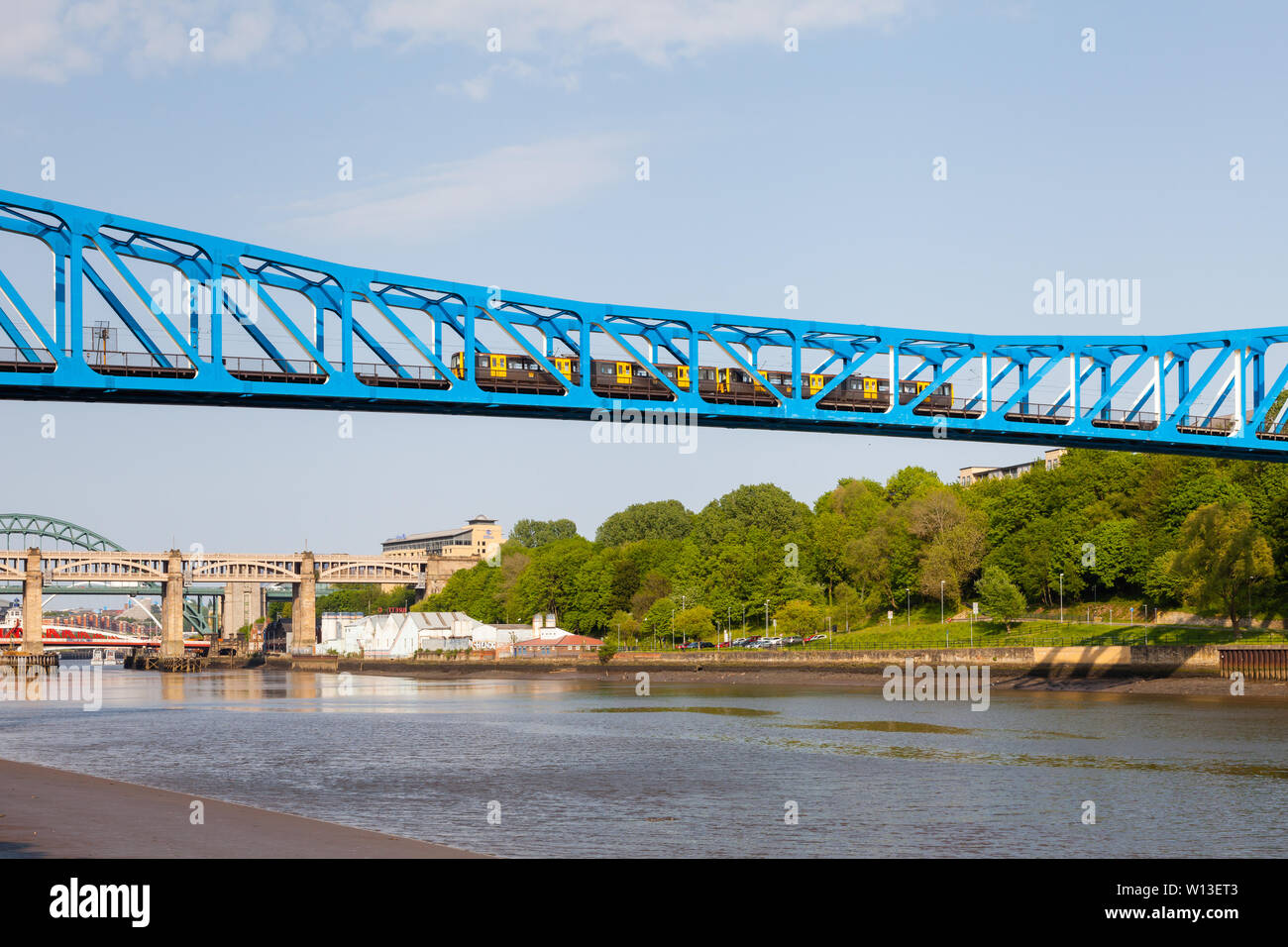 La Queen Elizabeth II ponte sul fiume Tyne. A Tyne and Wear Metro treno è visto incrocio tra Newcastle upon Tyne e Gateshead. Foto Stock