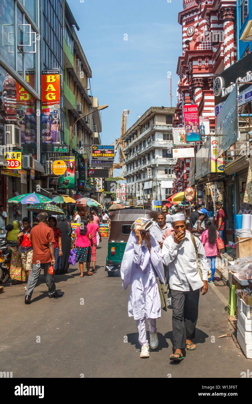 Colombo. Sri Lanka - 21 dicembre 2016: affollata strada commerciale nel quartiere di Pettah. Questa è la zona commerciale principale. Foto Stock