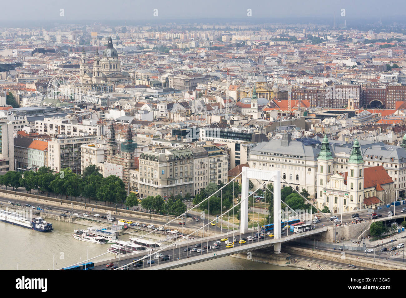 Vista aerea di Pest dalla collina di Gellert a Buda, Budapest, Ungheria. Foto Stock