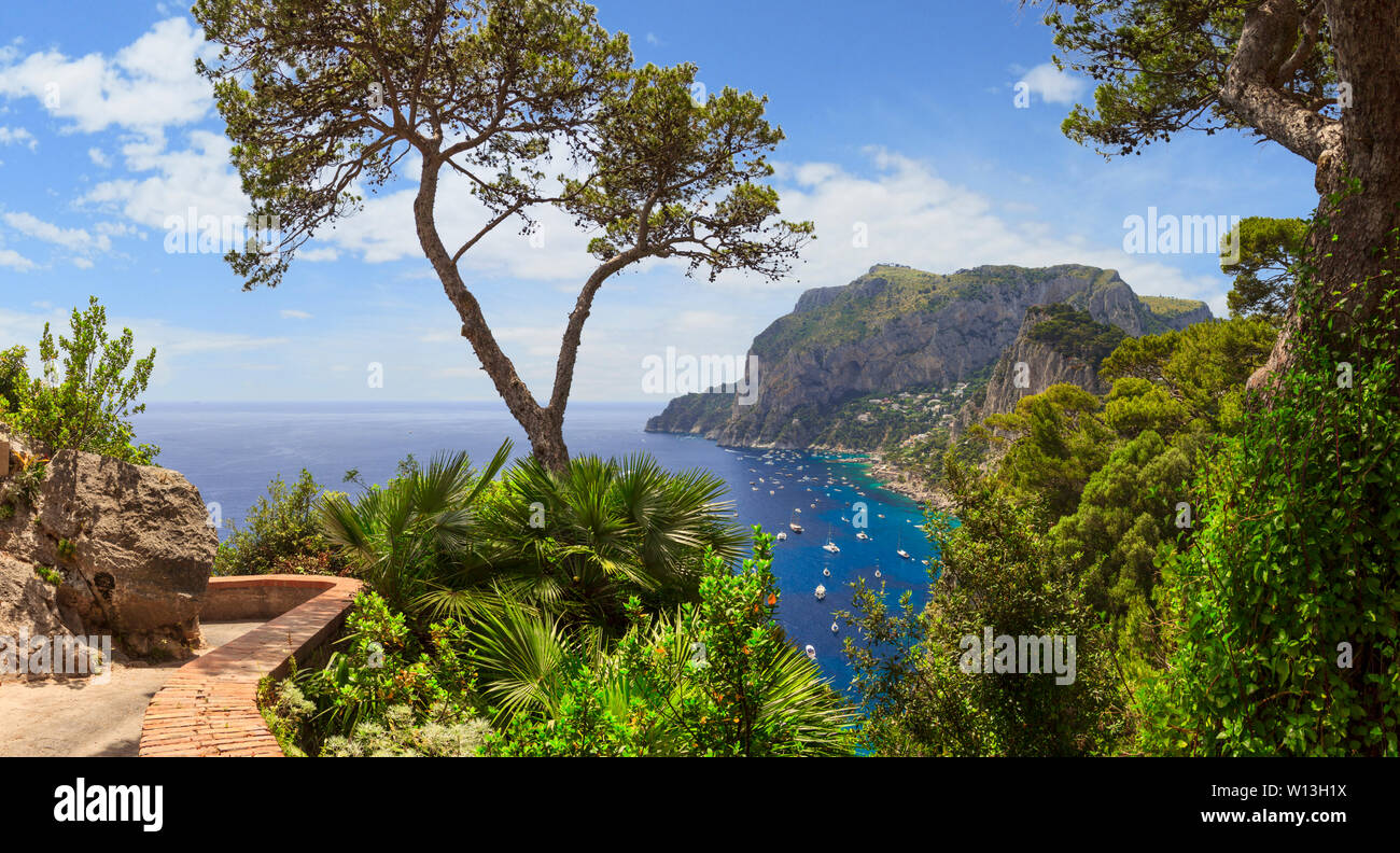 Vista panoramica di Marina Piccola e il Mar Tirreno in Isola di Capri, Italia. Tipico panoramico sentiero pedonale di Capri. Foto Stock
