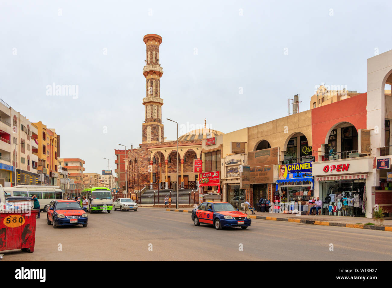 Hurghada, Egitto - 15 Aprile 2019: Torre della moschea musulmana in strada di popolare cittadina turistica di Hurghada, Egitto Foto Stock
