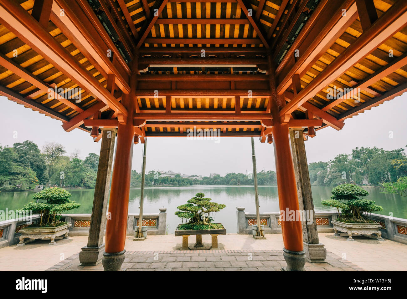 Splendido esempio di tradizionale architettura asiatica. Un giardino sul lago di fronte a casa asiatica Foto Stock
