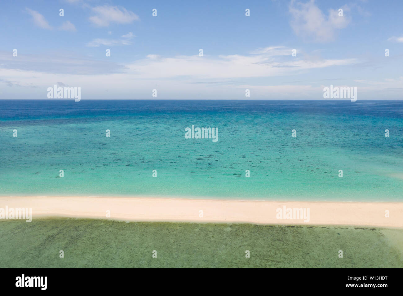 Spiaggia di sabbia isola su una scogliera di corallo, vista dall'alto. Atollo con un'isola di sabbia bianca. Foto Stock