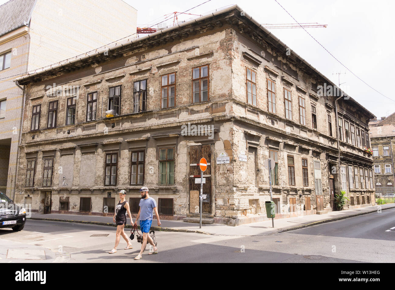 Squallido facciata di un edificio in Jozsefvaros, Budapest, Ungheria. Foto Stock