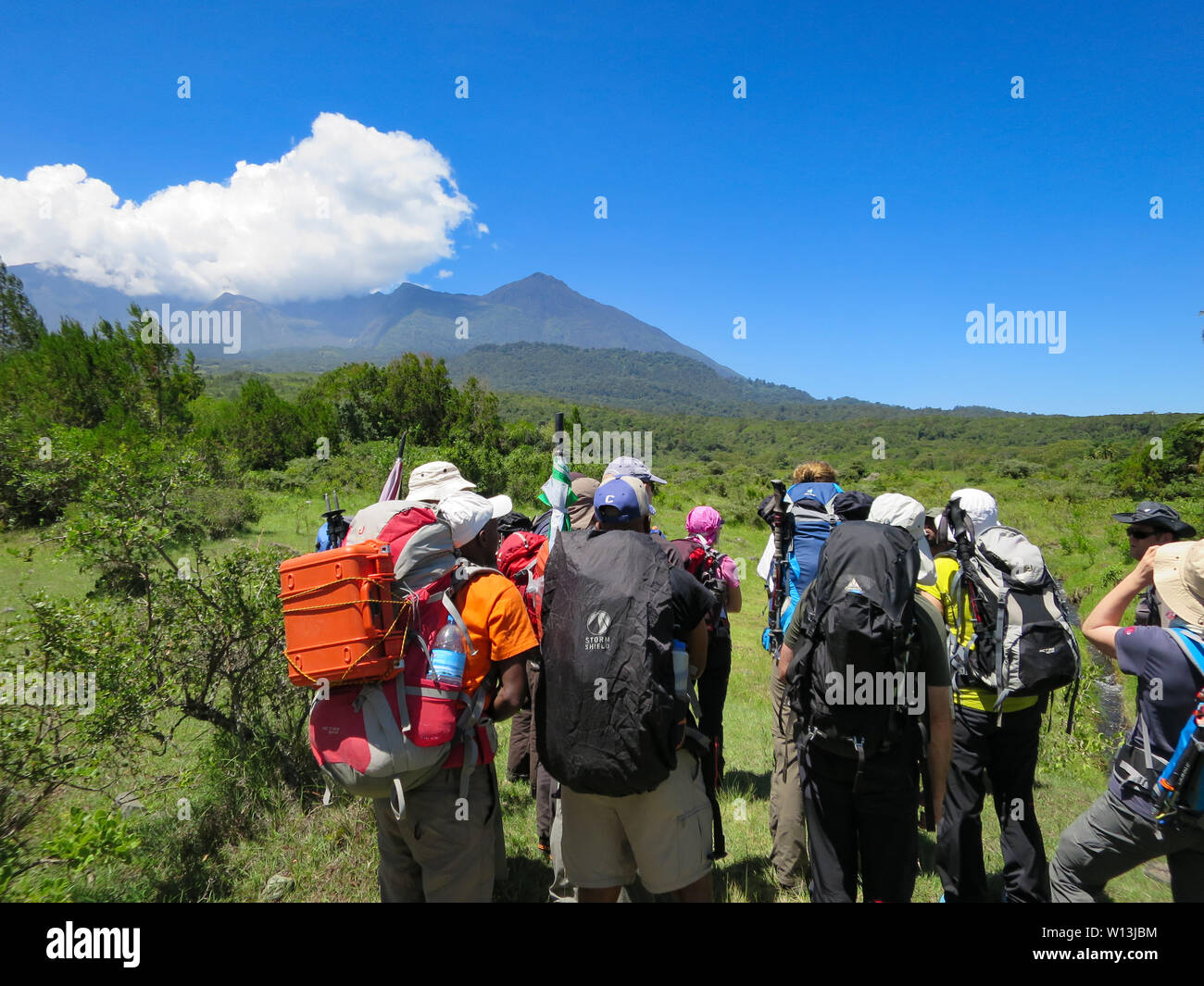 Parco Nazionale di Arusha Kilimanjaro Provincia / Tanzania - 30. Dicembre 2015: guide di montagna e gli alpinisti preparare per iniziare la salita Mount Meru di Arusha Foto Stock