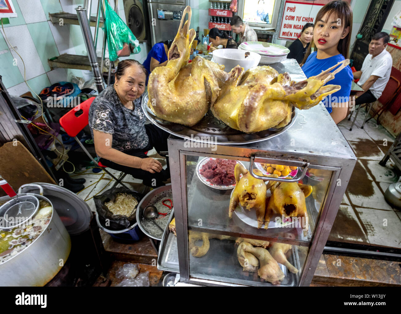 Tradizionali asiatici street food a Hanoi Vietnam Foto Stock