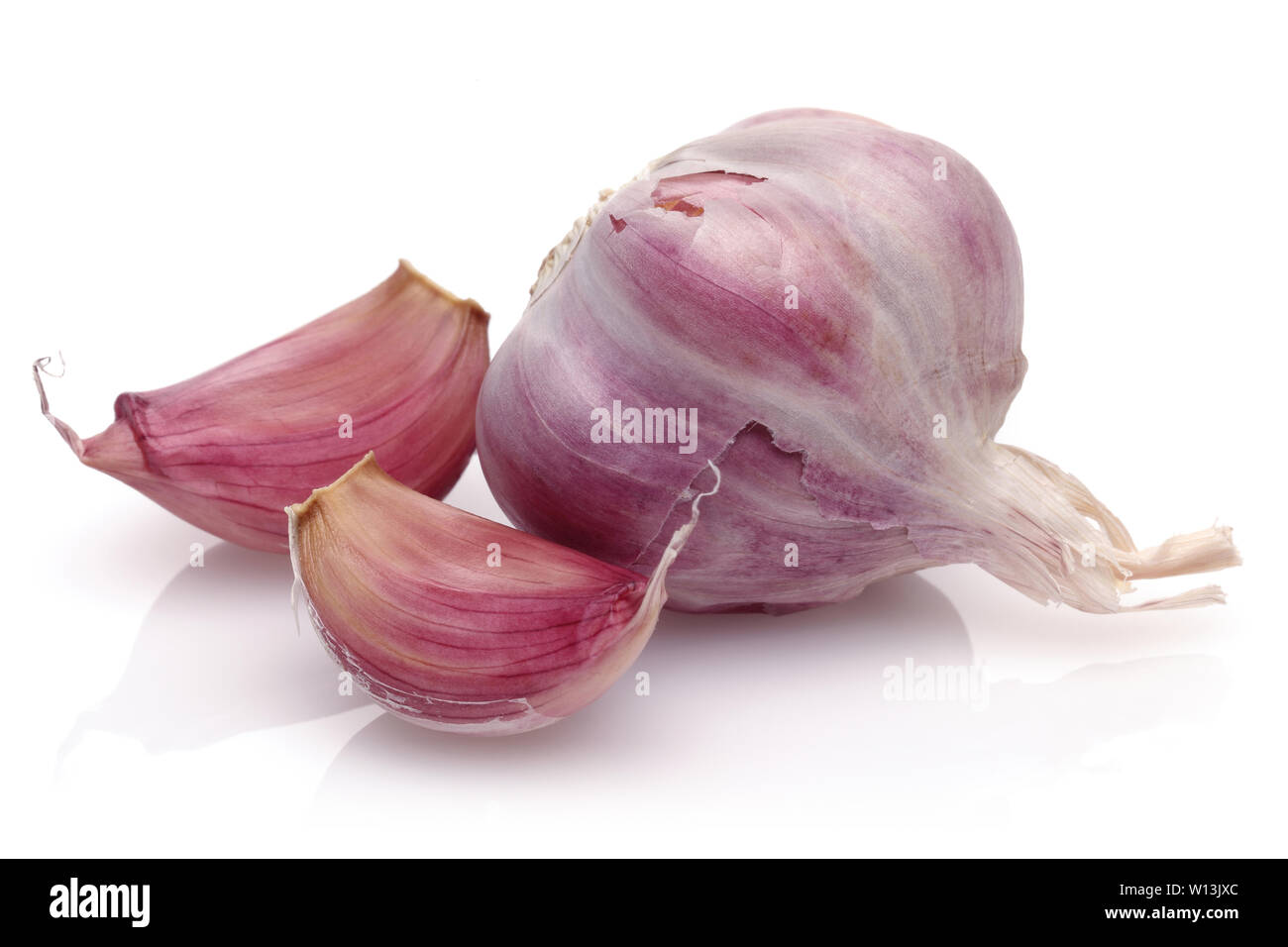 Aglio intero e spicchi di aglio isolati su sfondo bianco Foto Stock