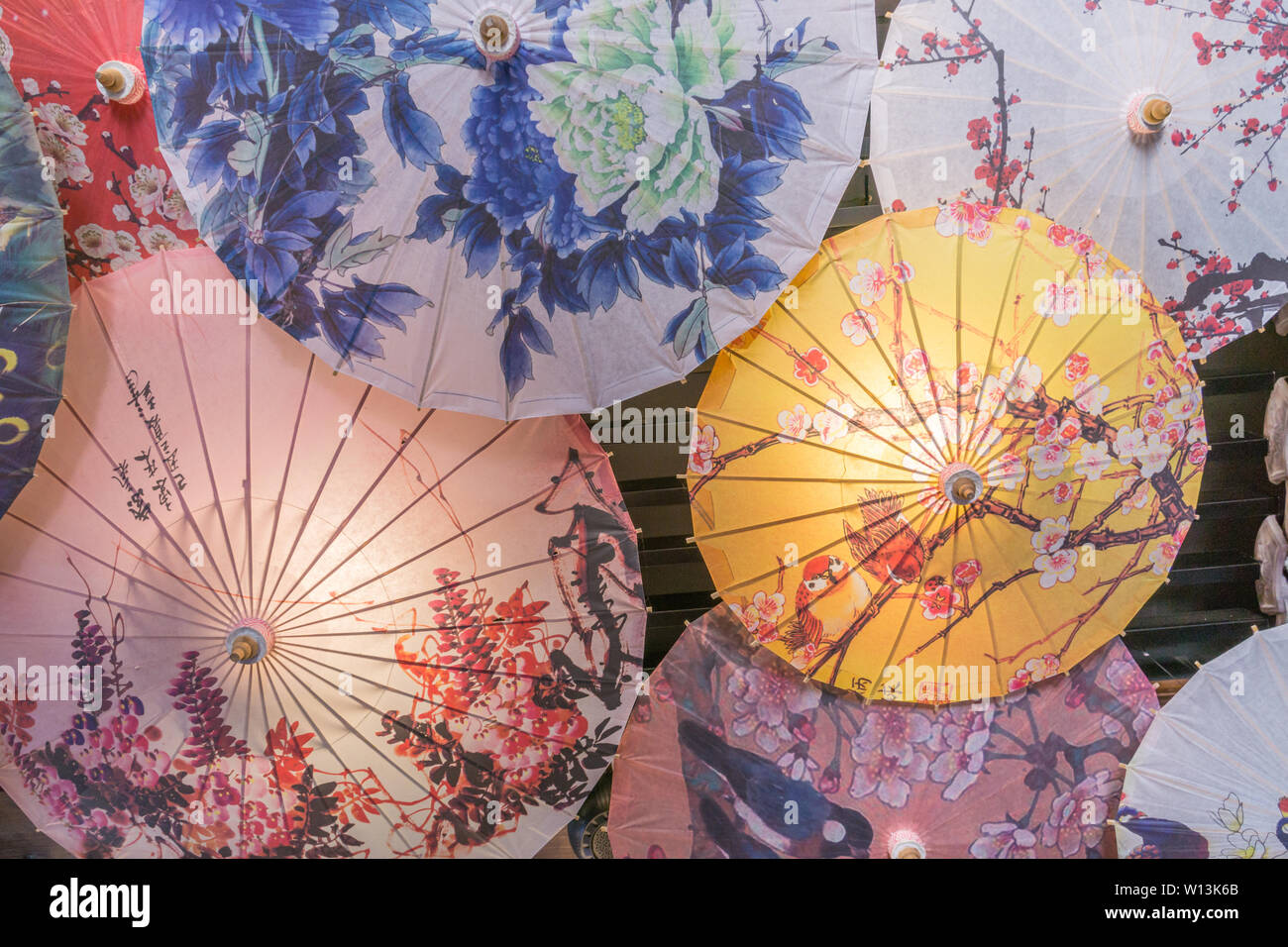 Ombrelli cinesi immagini e fotografie stock ad alta risoluzione - Alamy