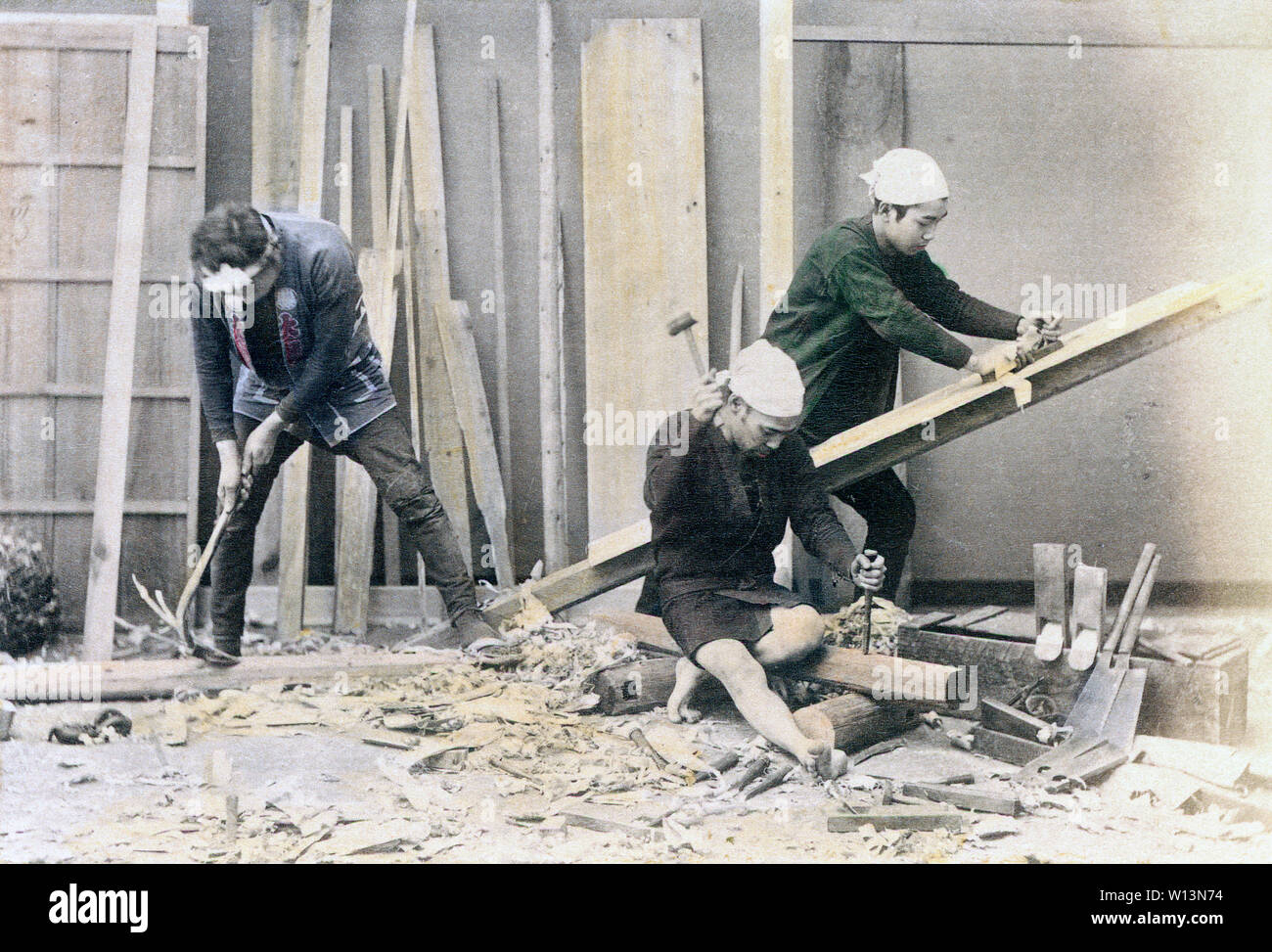 [ 1890 Giappone - Falegnami ] - Tre carpentieri al lavoro. Xix secolo albume vintage fotografia. Foto Stock