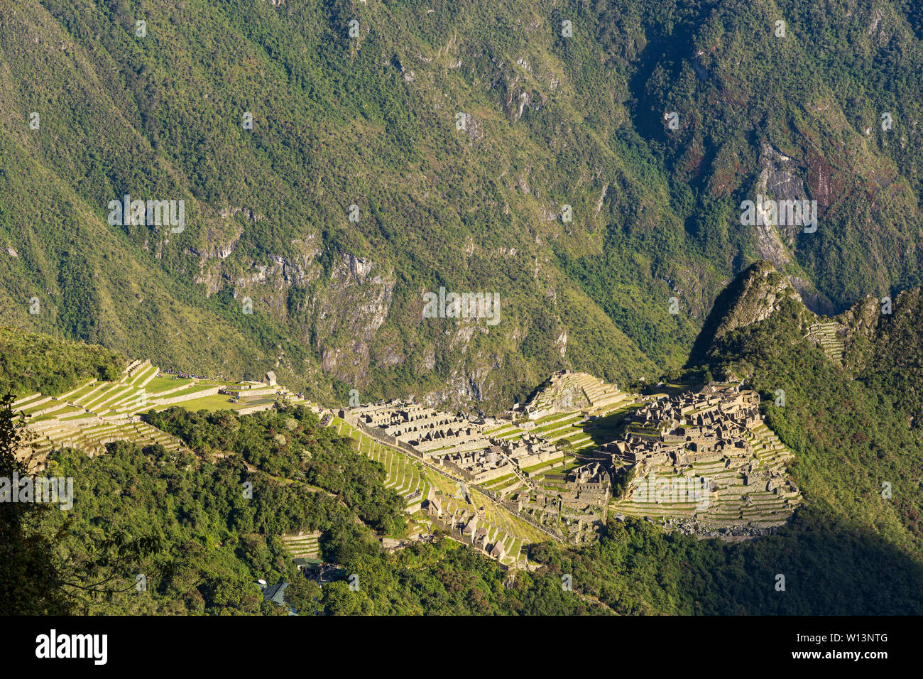 Vista sulla cittadella di Machu Picchu all'alba come il sole sorge a colpire il perso città Inca, Urubamba, regione di Cusco, Perù, Sud America Foto Stock