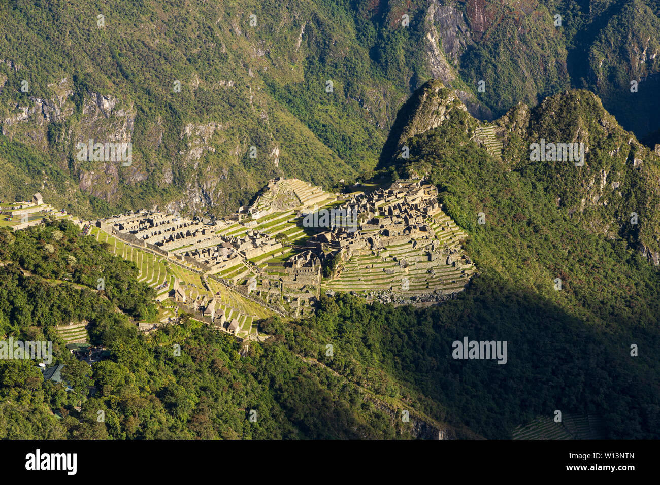 Vista sulla cittadella di Machu Picchu all'alba come il sole sorge a colpire il perso città Inca, Urubamba, regione di Cusco, Perù, Sud America Foto Stock