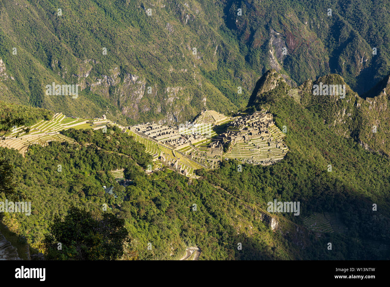 Vista sulla cittadella di Machu Picchu all'alba come il sole sorge a colpire il perso città Inca, Urubamba, regione di Cusco, Perù, Sud America Foto Stock