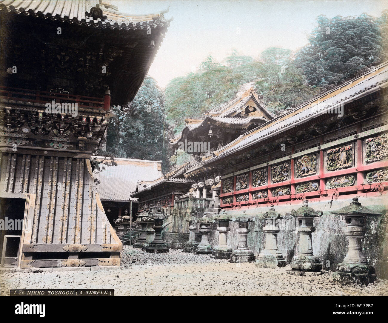 [ 1890 GIAPPONE - La Porta Yomeimon, Nikko ] - la Porta Yomeimon in Nikko, Prefettura di Tochigi. Xix secolo albume vintage fotografia. Foto Stock