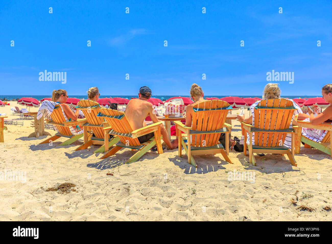 San Diego, California, Stati Uniti - 1 Agosto 2018: le persone a prendere il sole sulle sedie di mare nella spiaggia di Coronado lungo Ocean Boulevard sull Oceano Pacifico Foto Stock