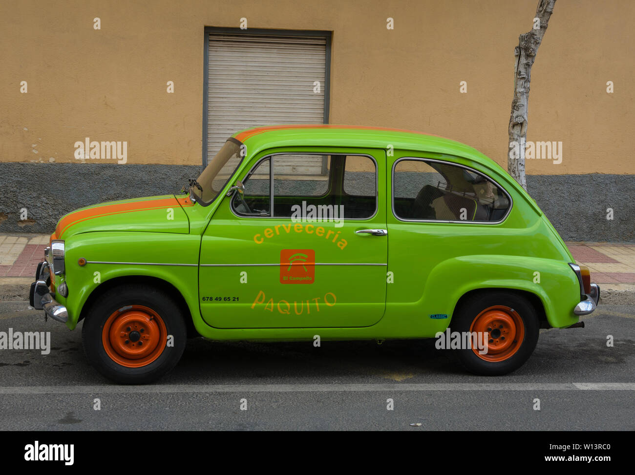 Vista di un verde auto in una strada della città di Campello, provincia di Alicante, Spagna Foto Stock