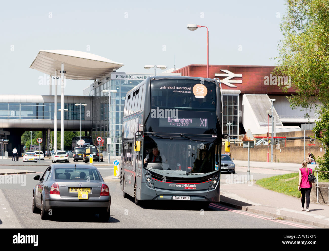 La National Express West Midlands X1 bus service lasciando la stazione internazionale di Birmingham, Inghilterra, Regno Unito Foto Stock