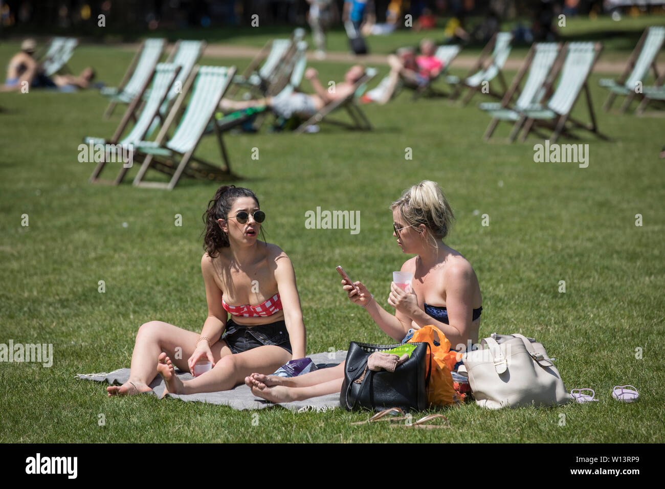 Il turista a godere il sole in tutta Londra come il Regno Unito si crogiola in 33C del sole durante il giorno più caldo dell'anno il 29 giugno 2019 Foto Stock