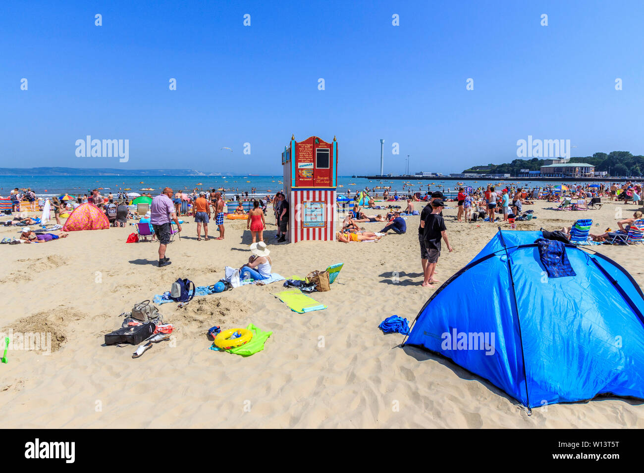 Spiaggia di weymouth punch e judy show , dorset cittadina balneare, englang, UK GB Foto Stock