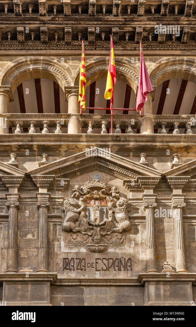 Stemma di Alcaniz a Casa concistoriali, allo stile rinascimentale del Municipio, del XVI secolo, Plaza de Espana a Alcaniz, provincia di Teruel, Aragona, Spagna Foto Stock