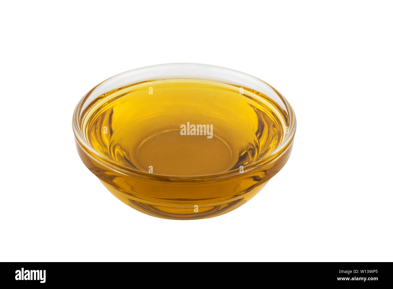 Olio nel recipiente di vetro isolato su sfondo bianco Foto Stock