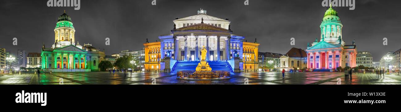 Illuminata Gendarmenmarkt con Cattedrale tedesca, Concert House e Cattedrale francese, Fotografia notturna, Panorama, Berlino, Germania Foto Stock