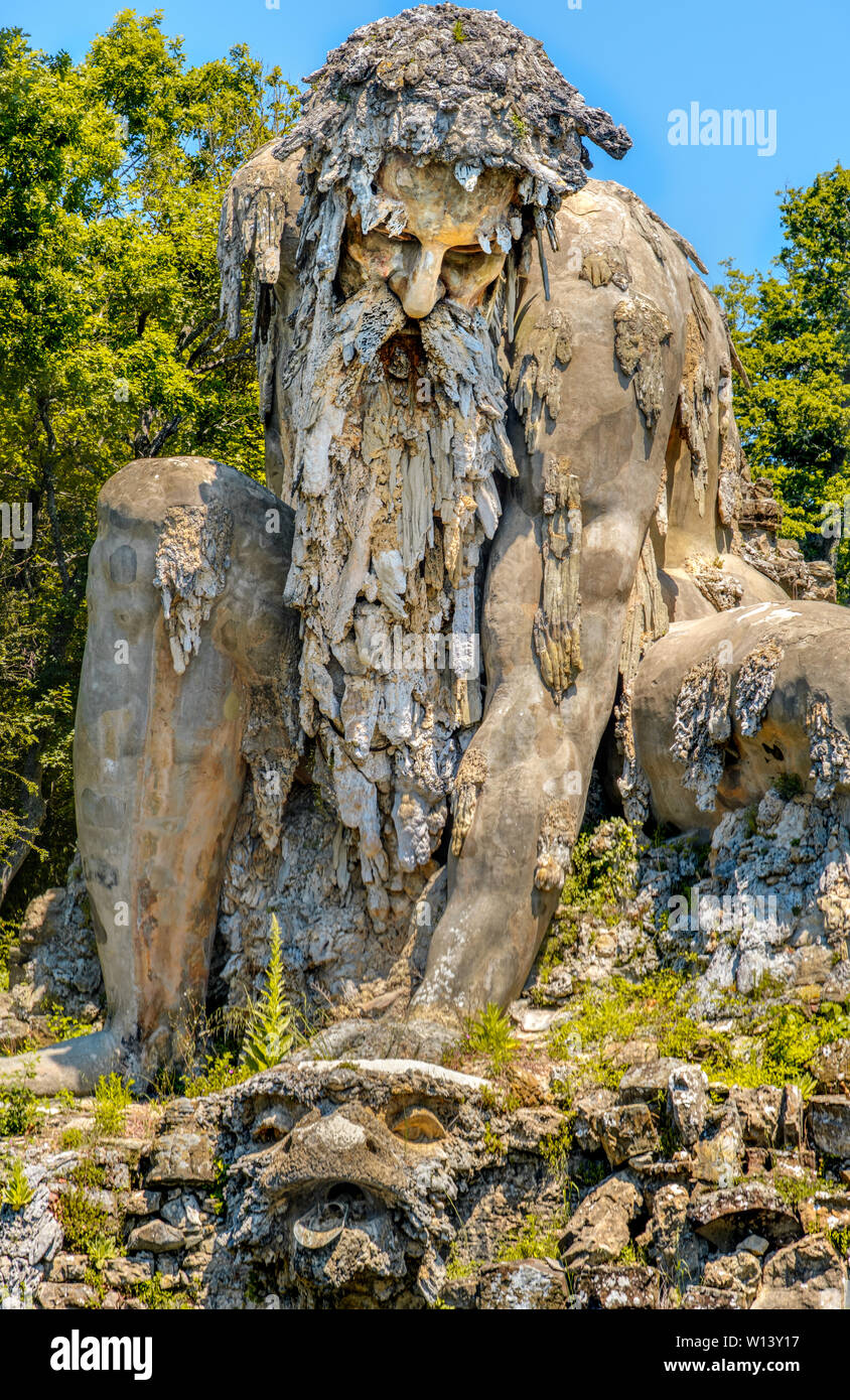 Forte vecchio uomo barbuto statua gigante colosso di giardini pubblici di Demidoff Firenze Italia in verticale Foto Stock