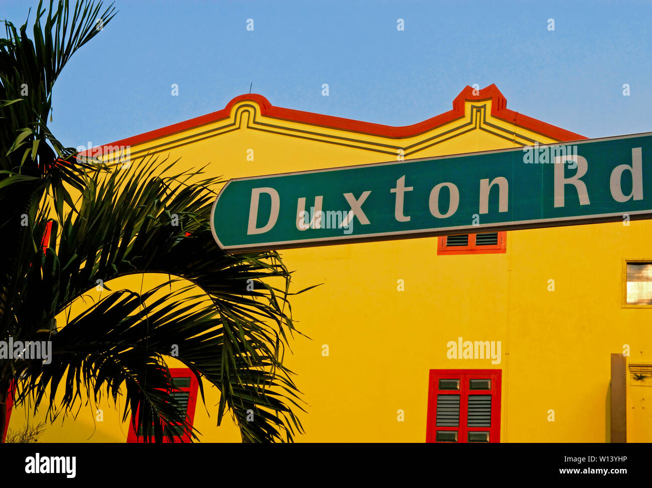 Singapore, Singapore - 07 settembre 2006: un edificio storico con una facciata di colore giallo e rosso di windows su duxton road in Tanjong Pagar Foto Stock