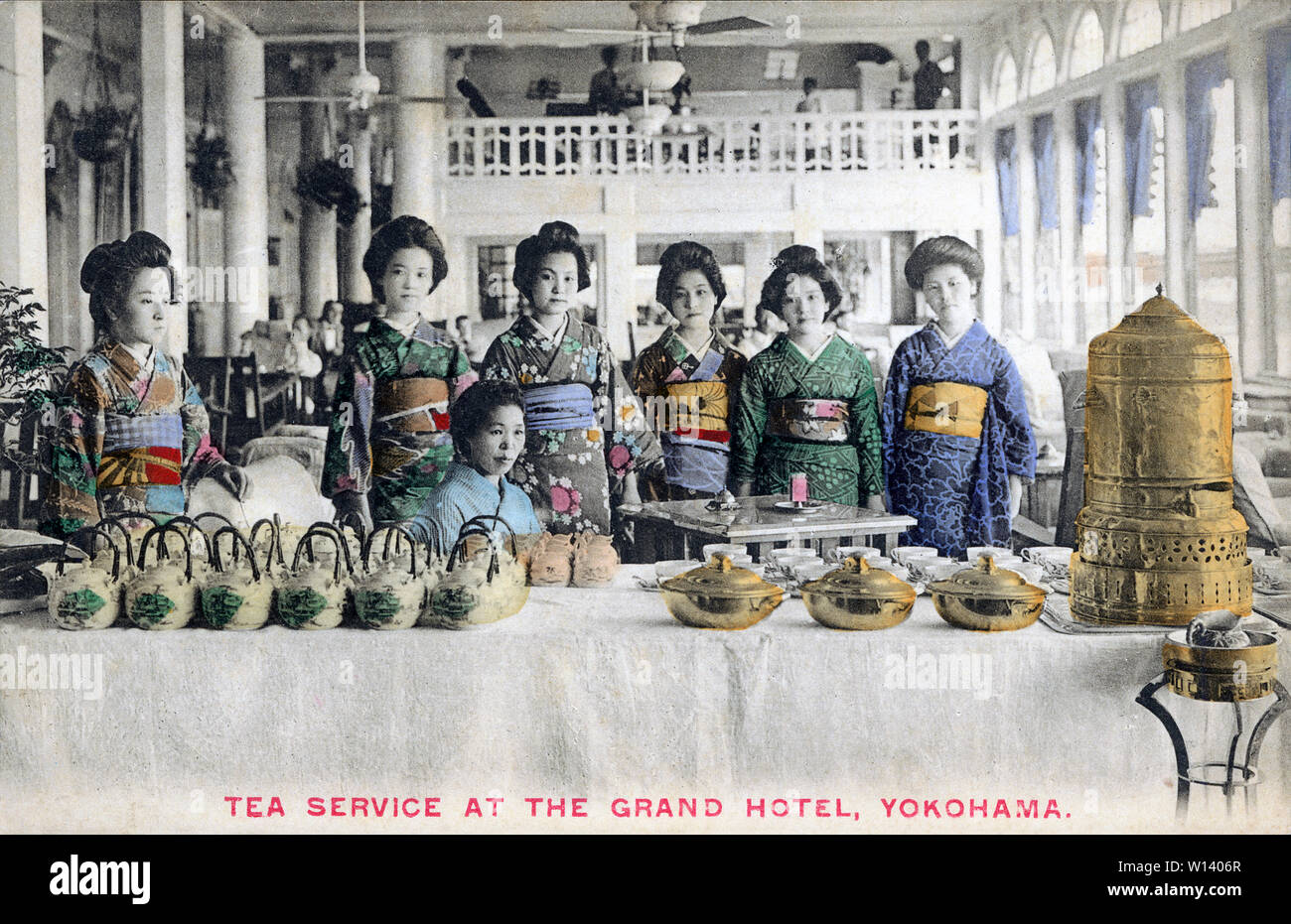 [ 1920s Giappone - Hotel cameriere in kimono ] - cameriere in kimono sostare dietro il servizio da tè del Grand Hotel di Yokohama, nella prefettura di Kanagawa. L'hotel è stato inaugurato il 16 agosto 1873 (Meiji 6) e presto è stato considerato l'altezza della cultura occidentale e di eleganza in Giappone. Xx secolo cartolina vintage. Foto Stock