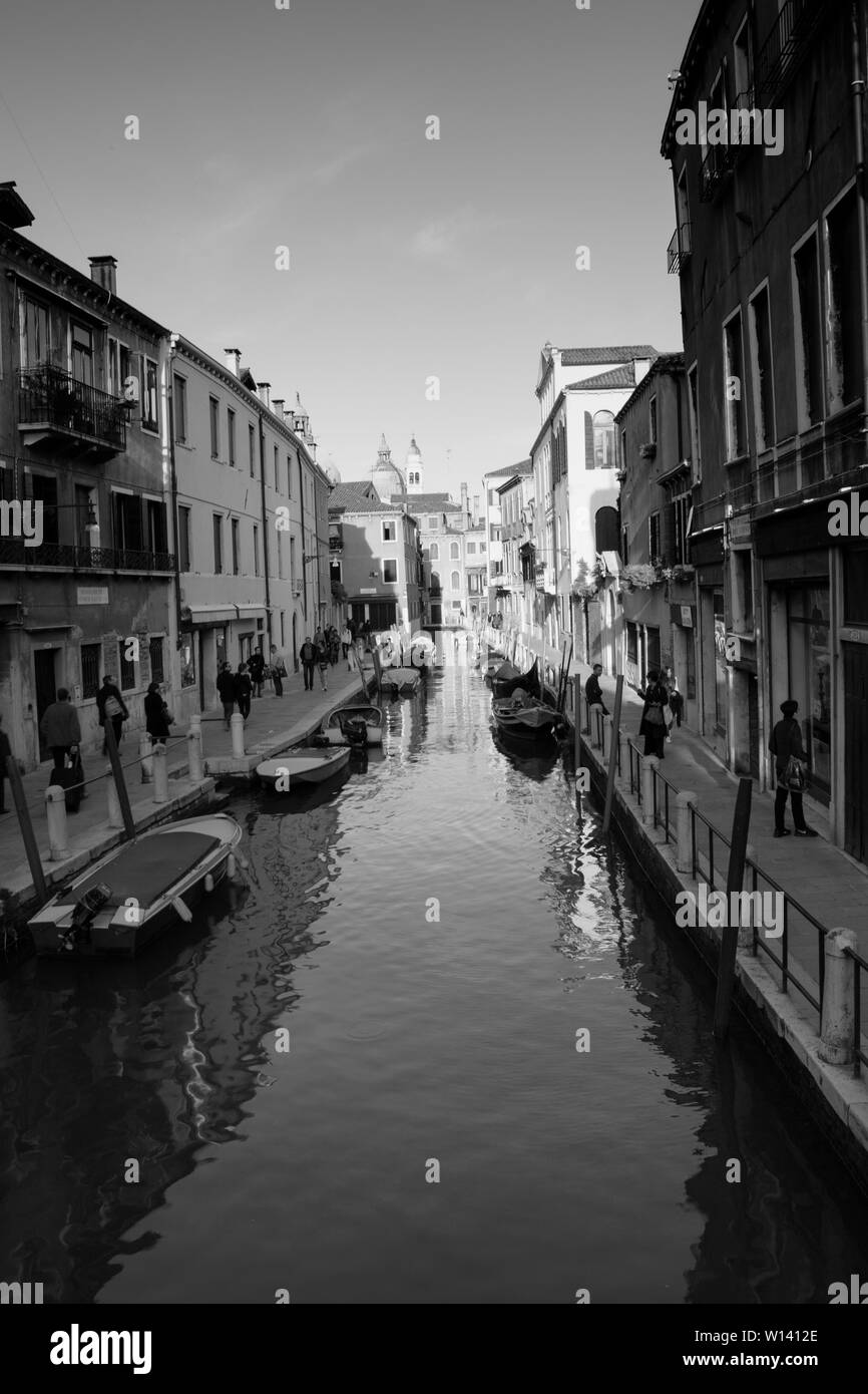 Un piccolo e tranquillo canale di Venezia, Italia. Foto Stock